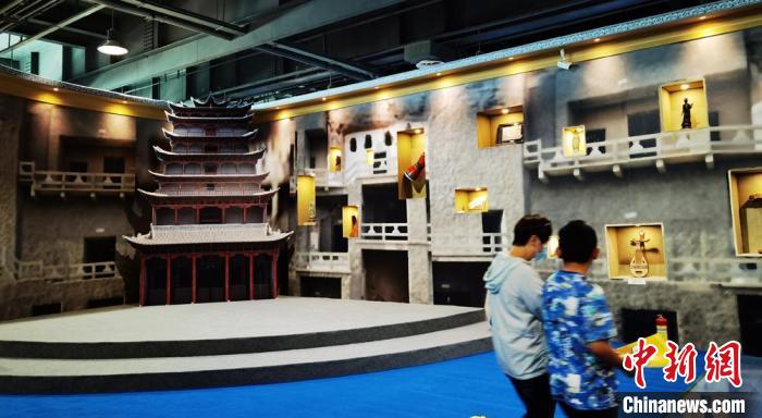 该展览还借助科技手段,复原“藏经洞”场景,将莫高窟“搬进”展厅。 丁思 摄 该展览还借助科技手段,复原“藏经洞”场景,将莫高窟“搬进”展厅。 丁思 摄