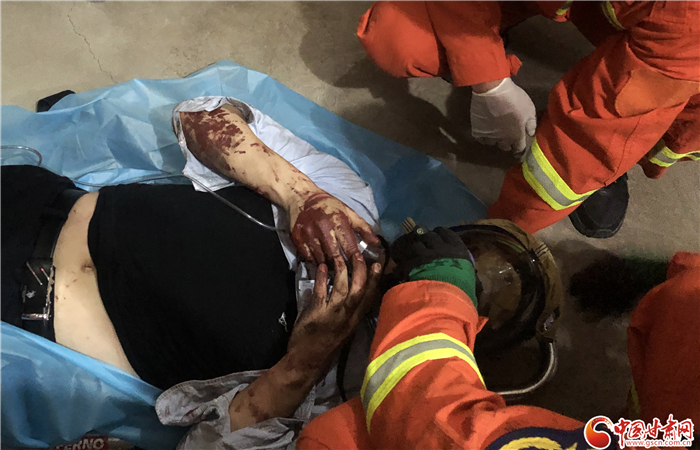 兰州：男子被困水箱 消防紧急救援