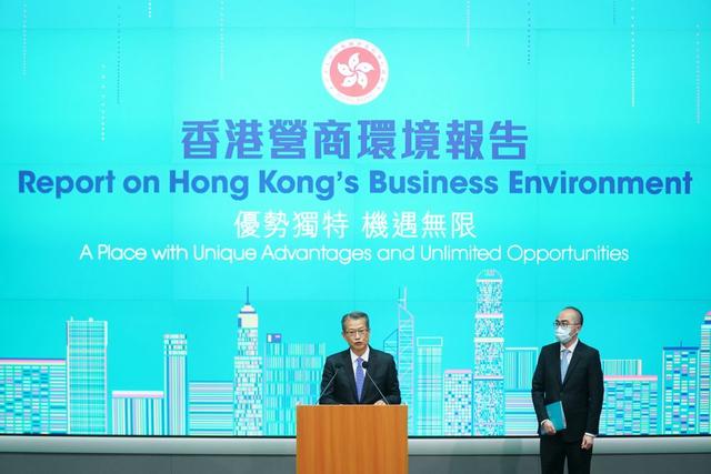在香港特区政府总部,香港特区政府财政司司长陈茂波就报告回答记者提问。新华社记者 王申 摄