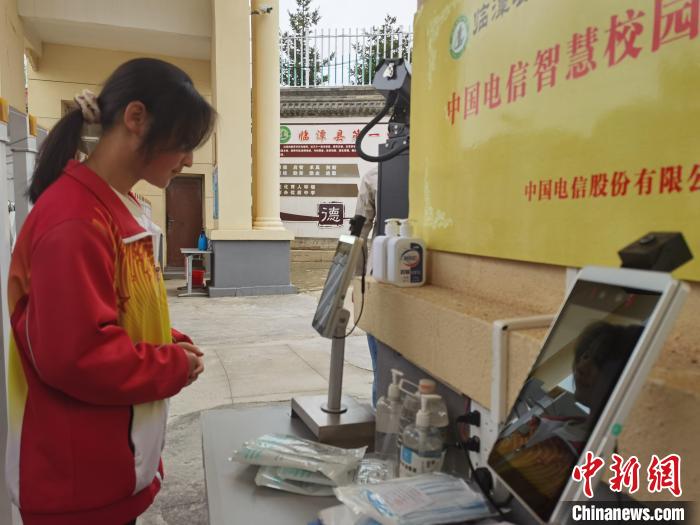 图为临潭一中校门口考勤系统自动识别走读生电子校徽。 张婧 摄 图为临潭一中校门口考勤系统自动识别走读生电子校徽。 张婧 摄