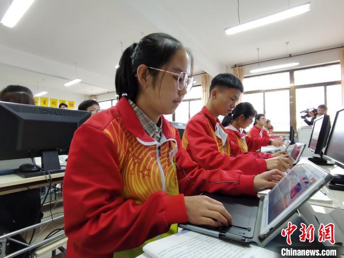 图为该校学生使用课桌上的平板电脑进行“智慧课堂”。 张婧 摄 图为该校学生使用课桌上的平板电脑进行“智慧课堂”。 张婧 摄
