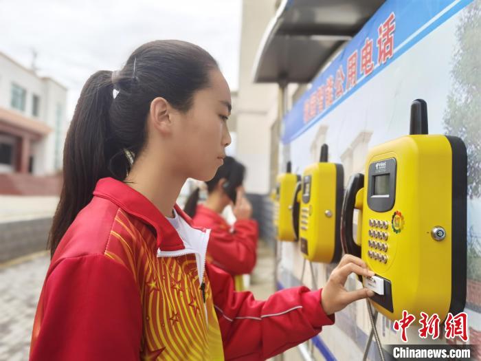 图为住校生刷电子校徽,使用校园智能公用电话给家人打电话。 张婧 摄 图为住校生刷电子校徽,使用校园智能公用电话给家人打电话。 张婧 摄