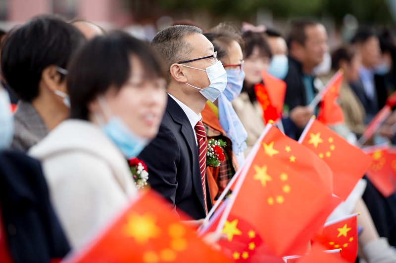 家长、同事和亲朋好友们一同见证。李昀锡摄