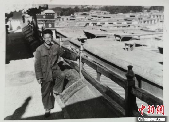1976年9月，张维信在拉萨大昭寺。　兰州大学供图