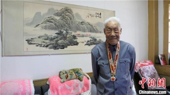 图为田多麟佩戴“庆祝中华人民共和国成立70周年纪念章” 李晖 摄 图为田多麟佩戴“庆祝中华人民共和国成立70周年纪念章” 李晖 摄
