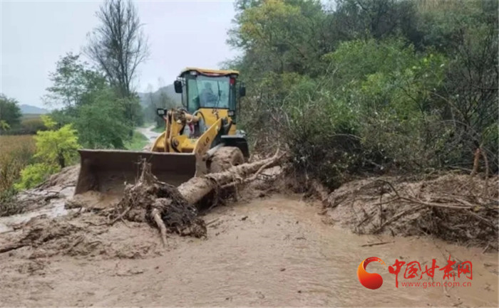 平凉多处道路遭水毁 公路养护部门冒雨抢修