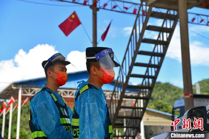 西双版纳边境管理支队民警40度高温下坚守国门