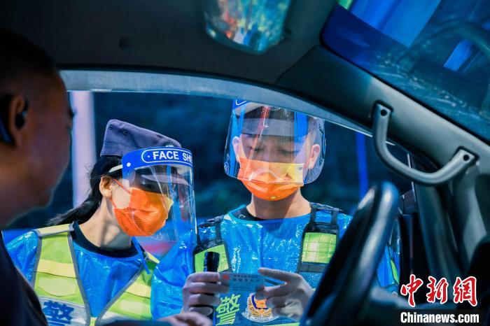 图为执勤民警坚守在岗位上。 西双版纳边境管理支队供图 图为执勤民警坚守在岗位上。 西双版纳边境管理支队供图