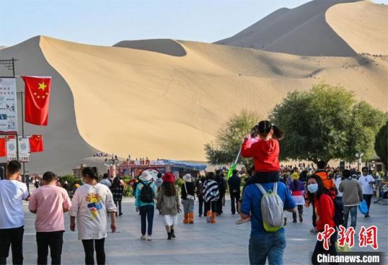 国庆长假，大批游客前往鸣沙山月牙泉景区参观游览。　王斌银 摄