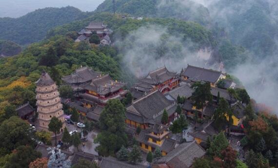 【“飞阅”中国】崆峒山“烟雨图”：翠峰古建“隐”云海