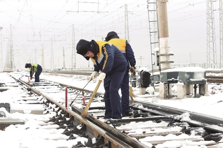 受较强冷空气入侵影响 10日清晨兰州市最低气温接近0℃