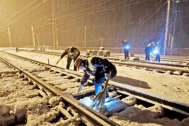 甘肃河西地区降雪 兰新铁路沿线启动紧急预案