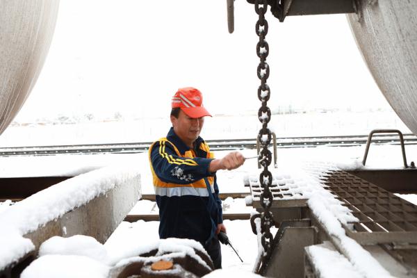 甘肃河西地区降雪 铁路人迎风冒雪保畅通