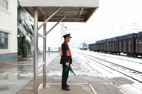 甘肃河西地区降雪 铁路人迎风冒雪保畅通