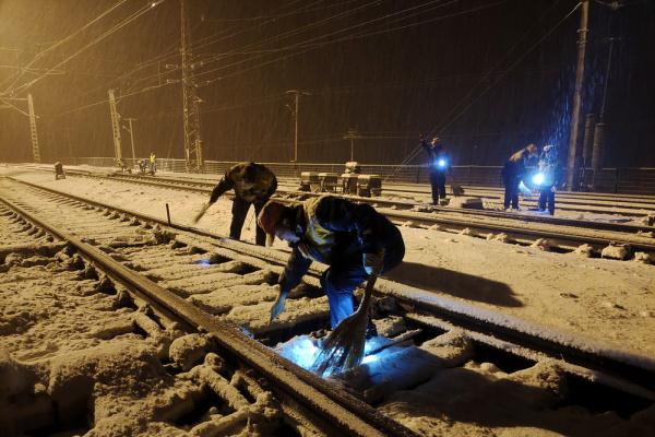 甘肃河西地区降雪 铁路人迎风冒雪保畅通