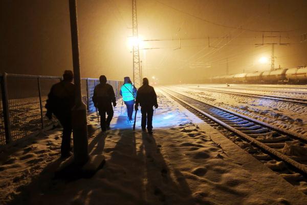 甘肃河西地区降雪 铁路人迎风冒雪保畅通