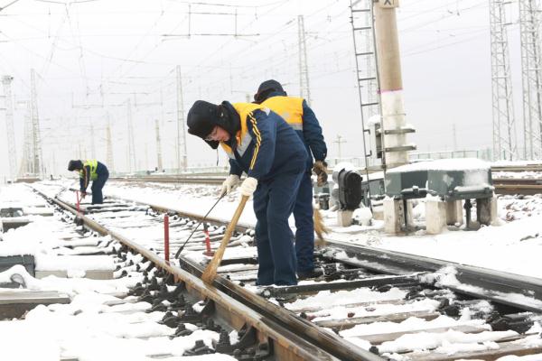 甘肃河西地区降雪 铁路人迎风冒雪保畅通