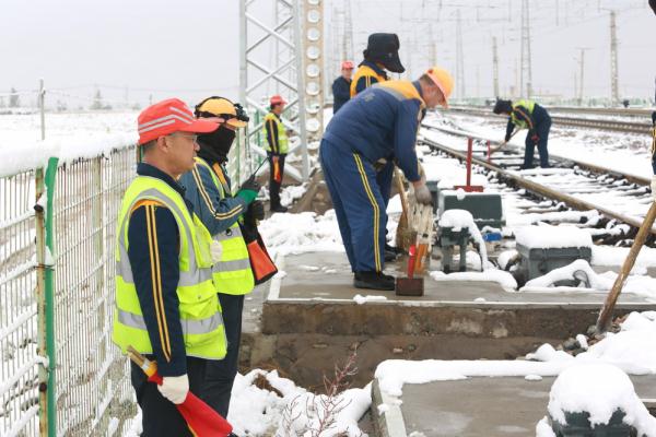 甘肃河西地区降雪 铁路人迎风冒雪保畅通