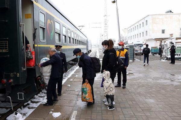 甘肃河西地区降雪 铁路人迎风冒雪保畅通
