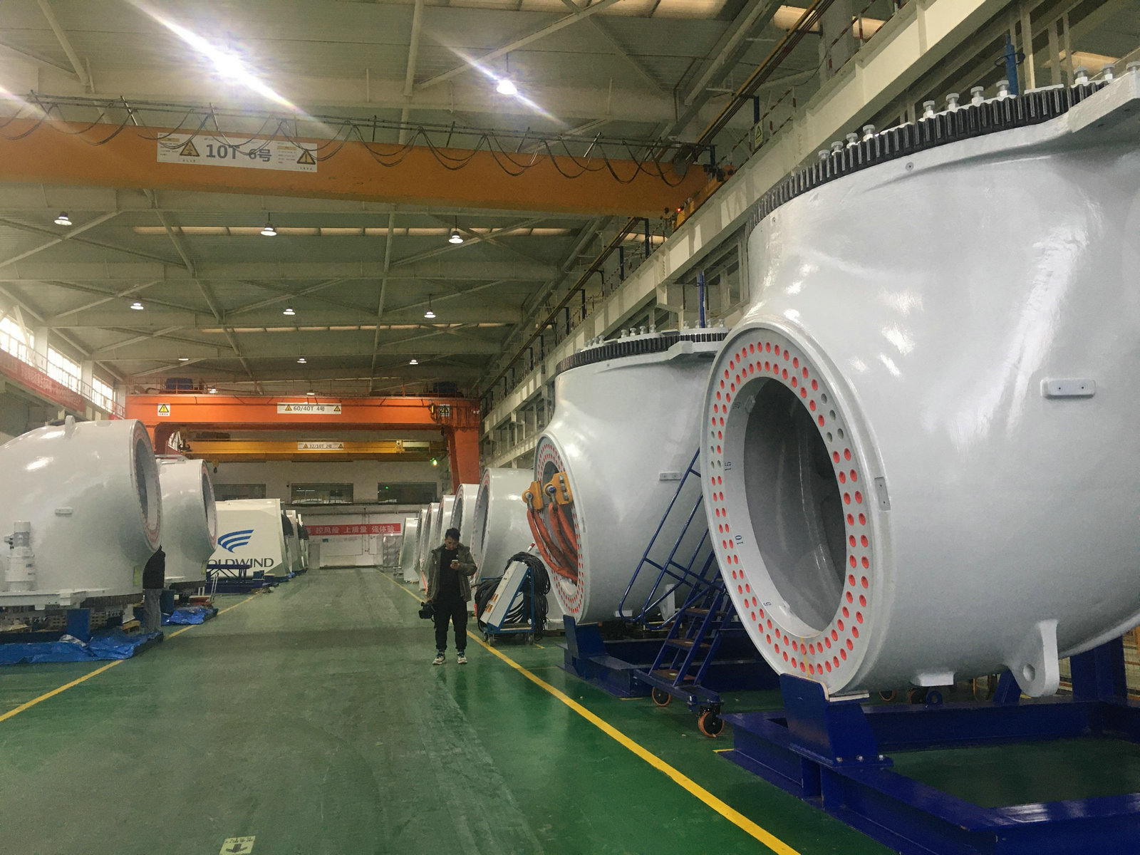 甘肃金风风电设备制造有限公司总装厂内待组装的机舱设备