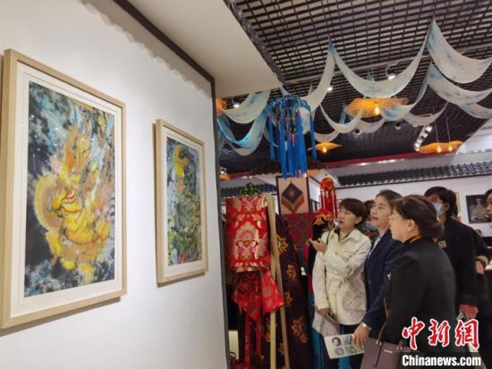 图为中国—中亚妇女发展论坛参会代表参观陇原巧手馆。　徐雪 摄