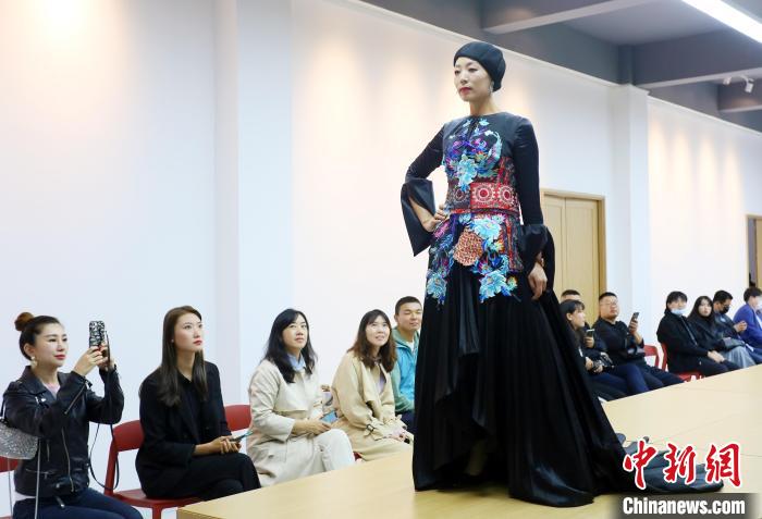 2021年9月,东乡绣娘身着带有“东乡刺绣”元素的民族服饰练习在T台走秀。(资料图) 高展 摄 2021年9月,东乡绣娘身着带有“东乡刺绣”元素的民族服饰练习在T台走秀。(资料图) 高展 摄
