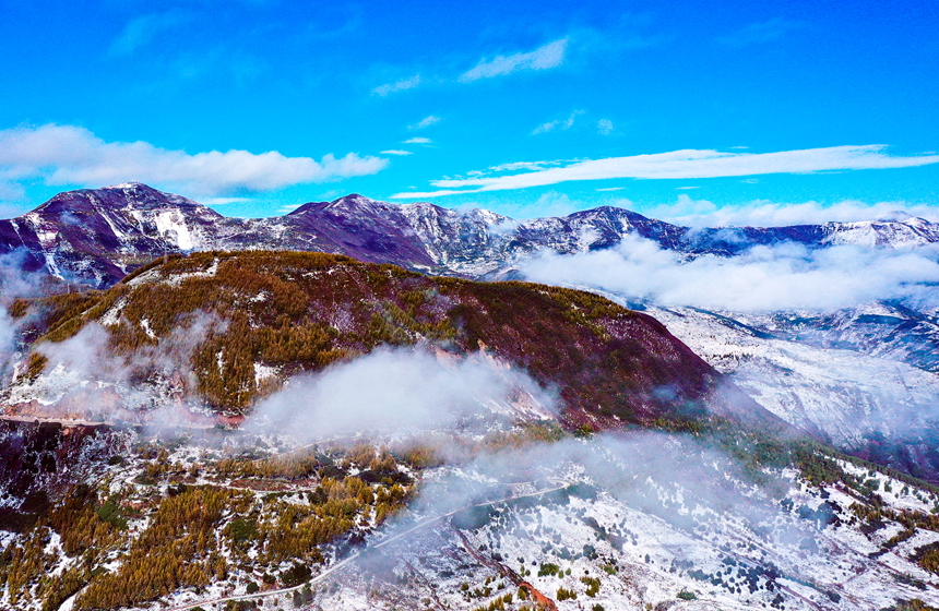 雪后的六盘山云雾缭绕。丁炜勇摄