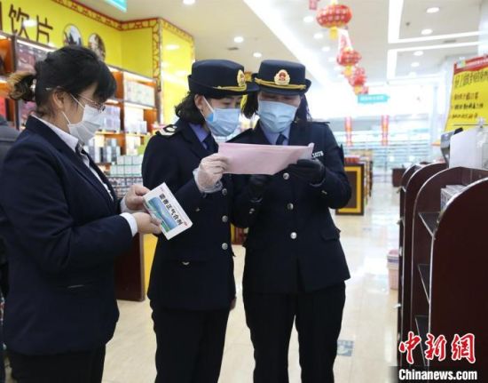 图为甘肃市场监管工作人员对企业进行检查。(资料图) 史静静 摄 图为甘肃市场监管工作人员对企业进行检查。(资料图) 史静静 摄