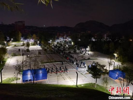 图为10月20日晚,深夜排队做核酸的居民。 兰州市城关区委宣传部供图 图为10月20日晚,深夜排队做核酸的居民。 兰州市城关区委宣传部供图