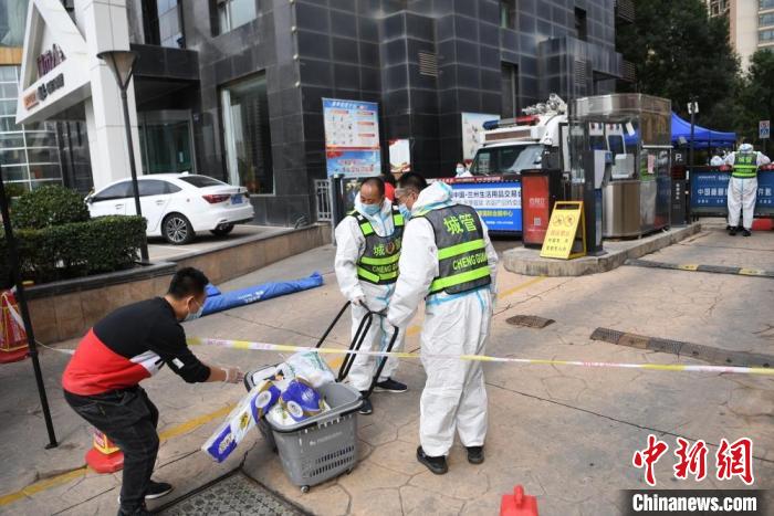 图为兰州市城关区天庆丽舍小区因疫情封控,生活物资由专人配送。 杨艳敏 摄 图为兰州市城关区天庆丽舍小区因疫情封控,生活物资由专人配送。 杨艳敏 摄