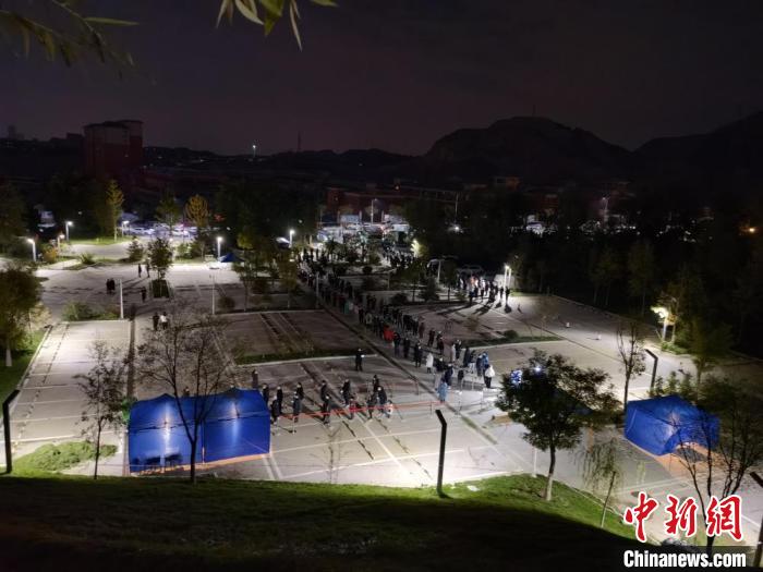 图为10月20日晚,深夜排队做核酸的居民。 兰州市城关区委宣传部供图 图为10月20日晚,深夜排队做核酸的居民。 兰州市城关区委宣传部供图