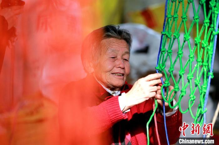 山东省滨州市惠民县李庄镇南北李村被誉为“绳网之乡”,有将近三分之二的村民从事绳网生产加工。 梁犇 摄 山东省滨州市惠民县李庄镇南北李村被誉为“绳网之乡”,有将近三分之二的村民从事绳网生产加工。 梁犇 摄