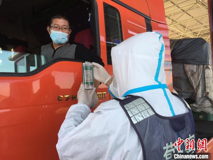 图为额济纳抗击疫情现场。 王振恒 摄 图为额济纳抗击疫情现场。 王振恒 摄