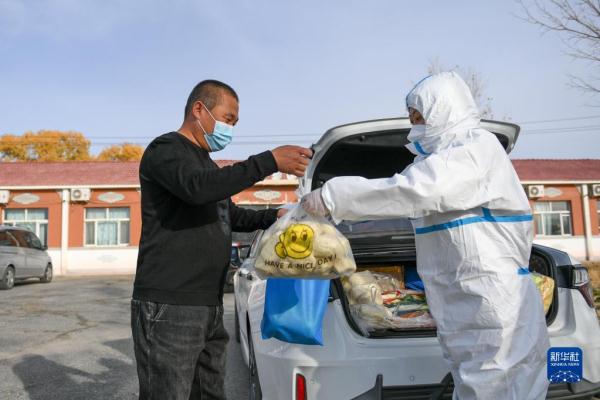 额济纳旗:农牧民制备食物送滞留游客 额济纳旗:农牧民制备食物送滞留游客
