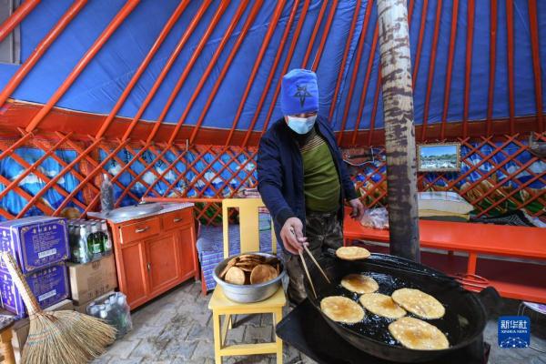 额济纳旗:农牧民制备食物送滞留游客 额济纳旗:农牧民制备食物送滞留游客