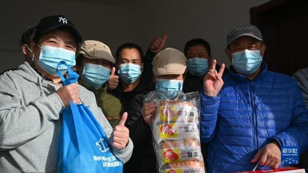 额济纳旗:农牧民制备食物送滞留游客 额济纳旗:农牧民制备食物送滞留游客