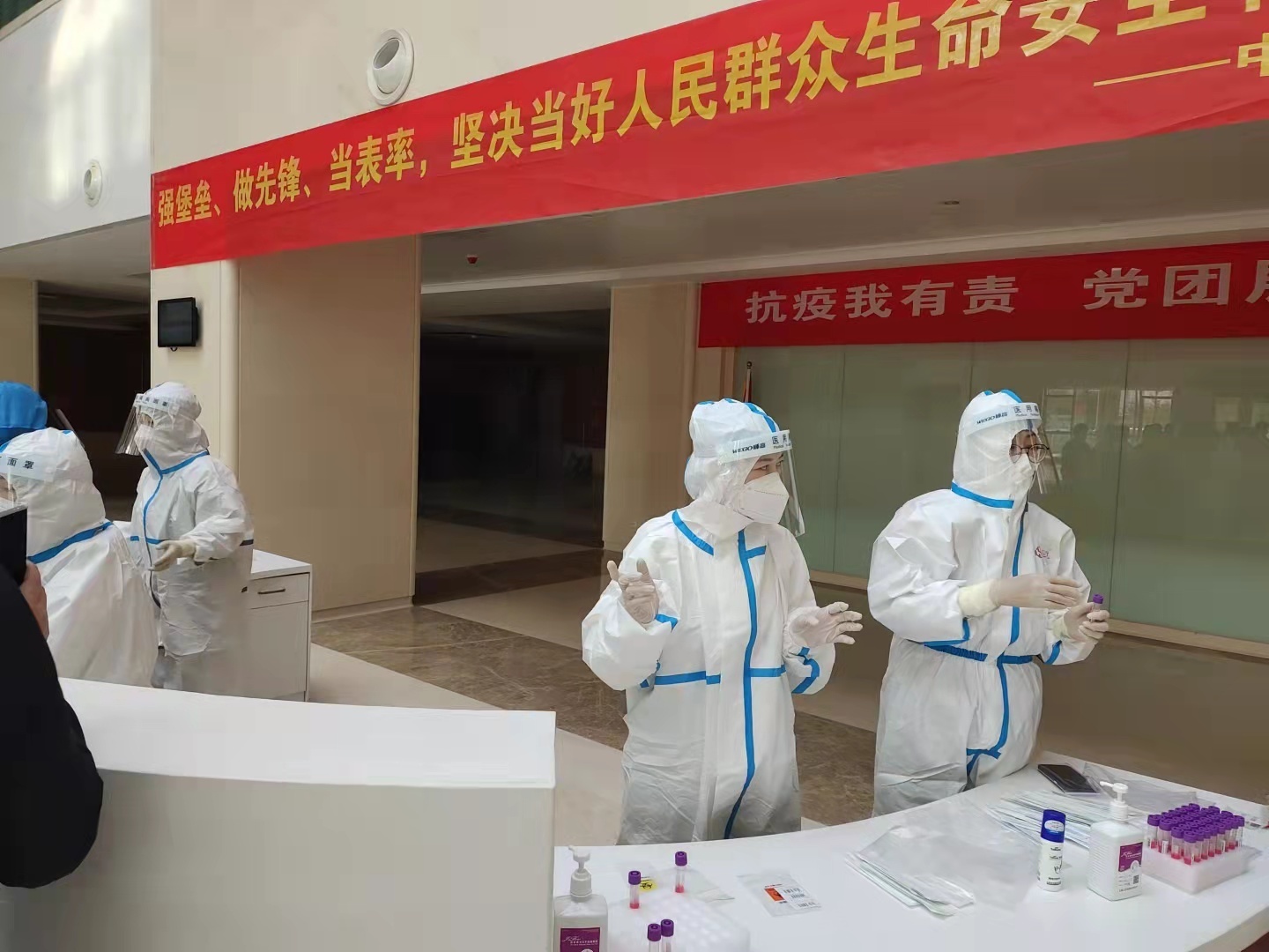 他们去年赴武汉抗疫现在又冲上兰州救治一线