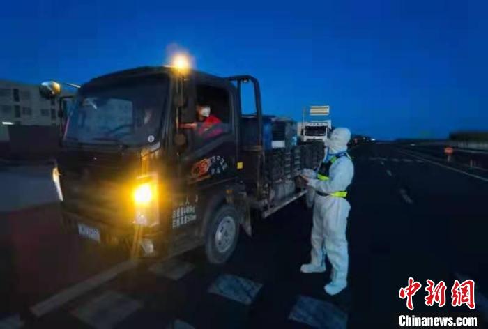 图为战疫中的移民管理警察。 王振恒 摄 图为战疫中的移民管理警察。 王振恒 摄