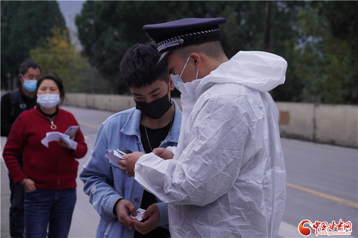 【甘快看·疫情防控最美有你（30）】坚守武都“西大门”民警王辉：在关键时候就要顶得上去