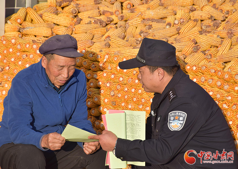 平凉市灵台县：丰收季 民警帮农民捂紧“钱袋子”