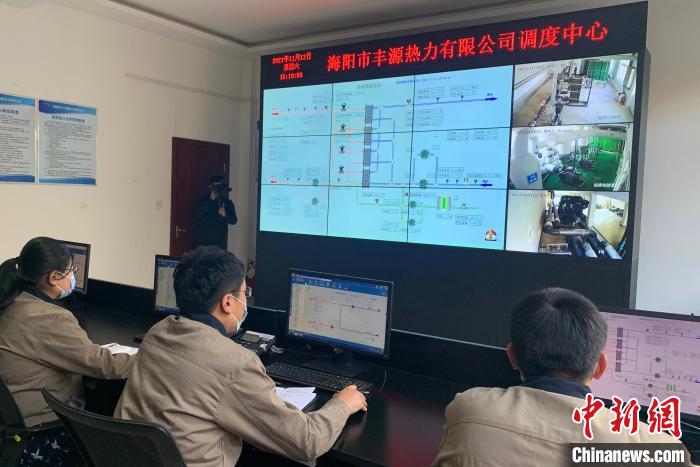 图为热力调度中心。　王娇妮 摄