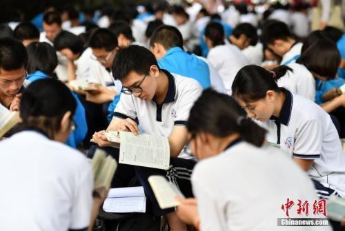 资料图:考生正在复习 <a target='_blank' data-cke-saved-href='/' href='/'>中新社</a>记者 翟羽佳 摄 点击进入下一页