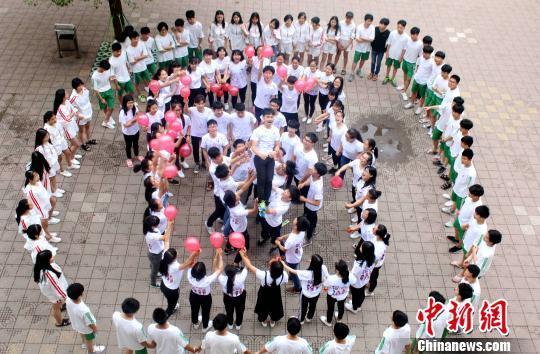 资料图:某校毕业班学生在课间休息时通过游戏互动的方式减压。 李建平 摄 点击进入下一页