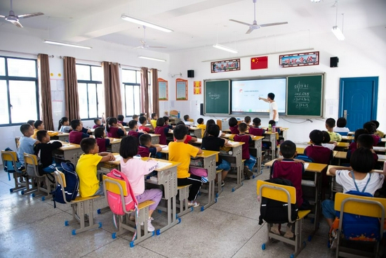 9月9日，在湖南省张家界市桑植县芙蓉学校，学生们在教室上课。新华社记者 陈思汗 摄