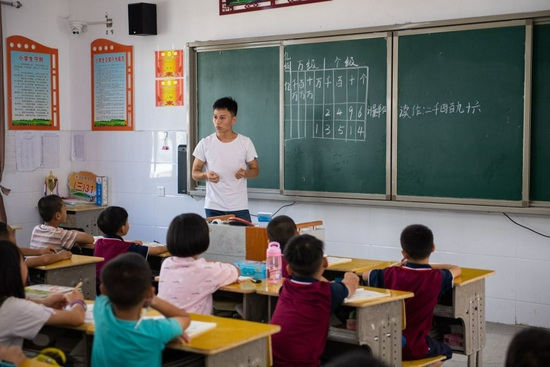 9月9日，在湖南省张家界市桑植县芙蓉学校，教师王伟在给学生上课。新华社记者 陈思汗 摄