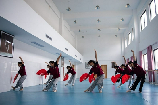 9月9日，在湖南省张家界市桑植县芙蓉学校，学生在舞蹈教室练习舞蹈。新华社记者 陈思汗 摄