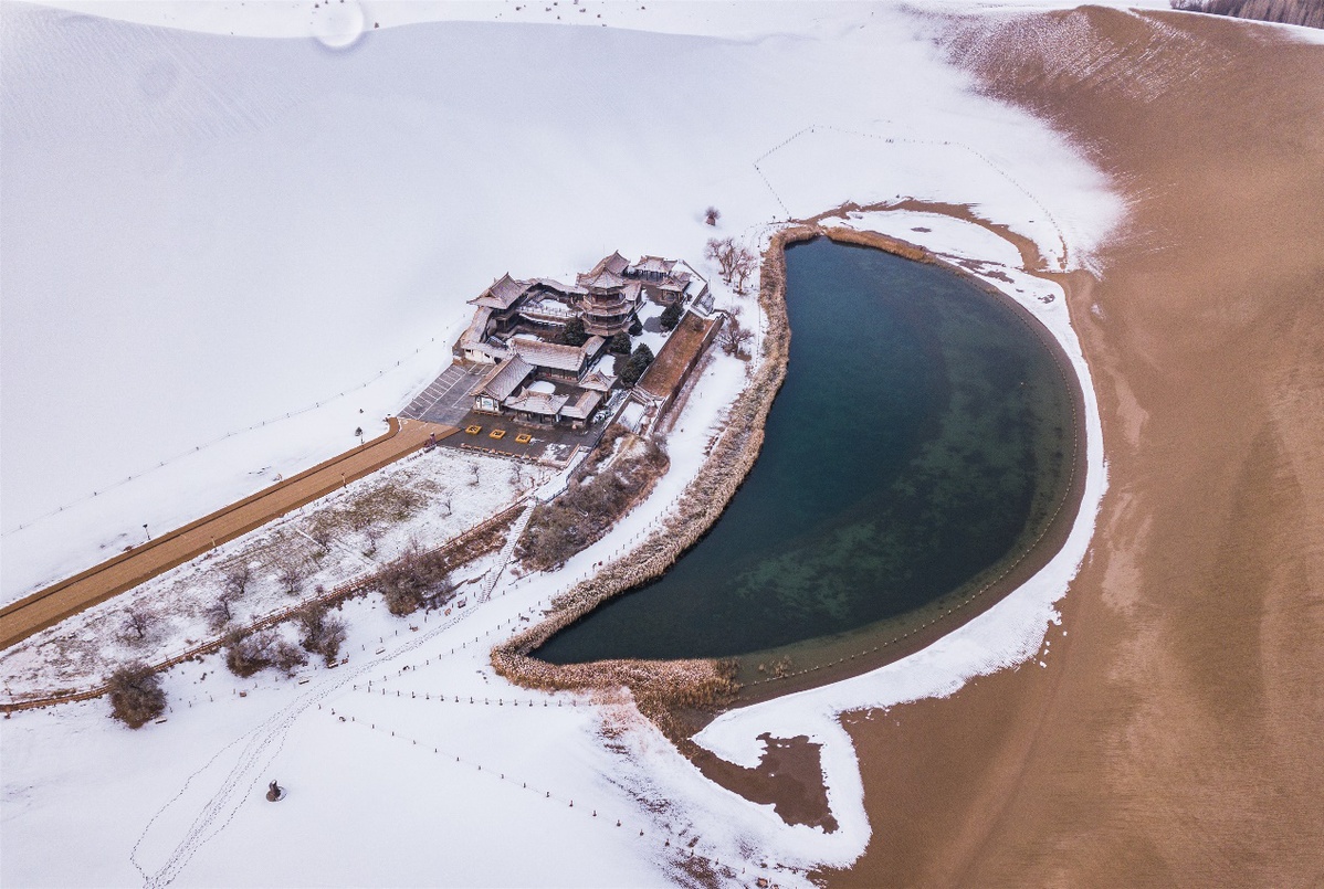 甘肃敦煌：雪落敦煌大漠