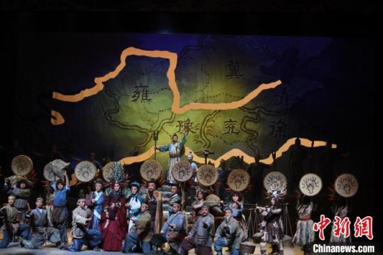 作为陇剧“梅花”,雷通霞在《大禹治水》中甘当“绿叶”,该剧推出后,反响十分热烈。(资料图) 杨艳敏 摄 作为陇剧“梅花”,雷通霞在《大禹治水》中甘当“绿叶”,该剧推出后,反响十分热烈。(资料图) 杨艳敏 摄