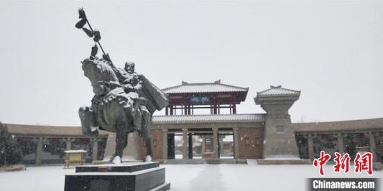 甘肃敦煌迎今冬首场降雪:沙雪交融分外妖娆