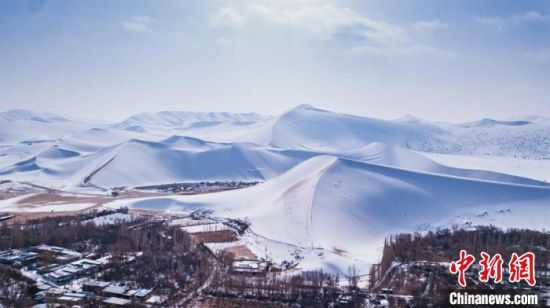 甘肃敦煌迎今冬首场降雪:沙雪交融分外妖娆